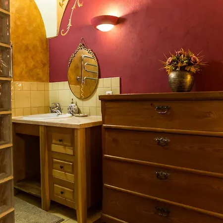 Antique Old Town Studio By Urban Rent