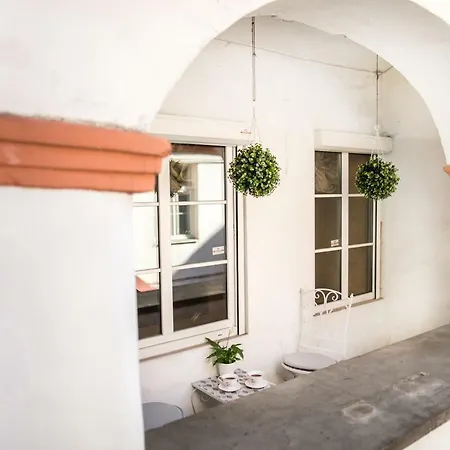 Antique Old Town Studio By Urban Rent